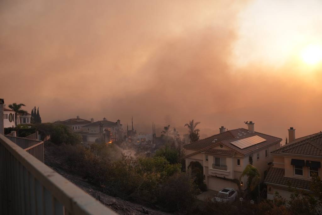 „Red Flag“-Warnungen treten in ganz Südkalifornien in Kraft, da starke Santa-Ana-Winde „extreme“ Brandgefahr hervorrufen