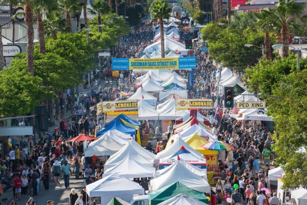 Luftaufnahme der Sherman Oaks Street Fair