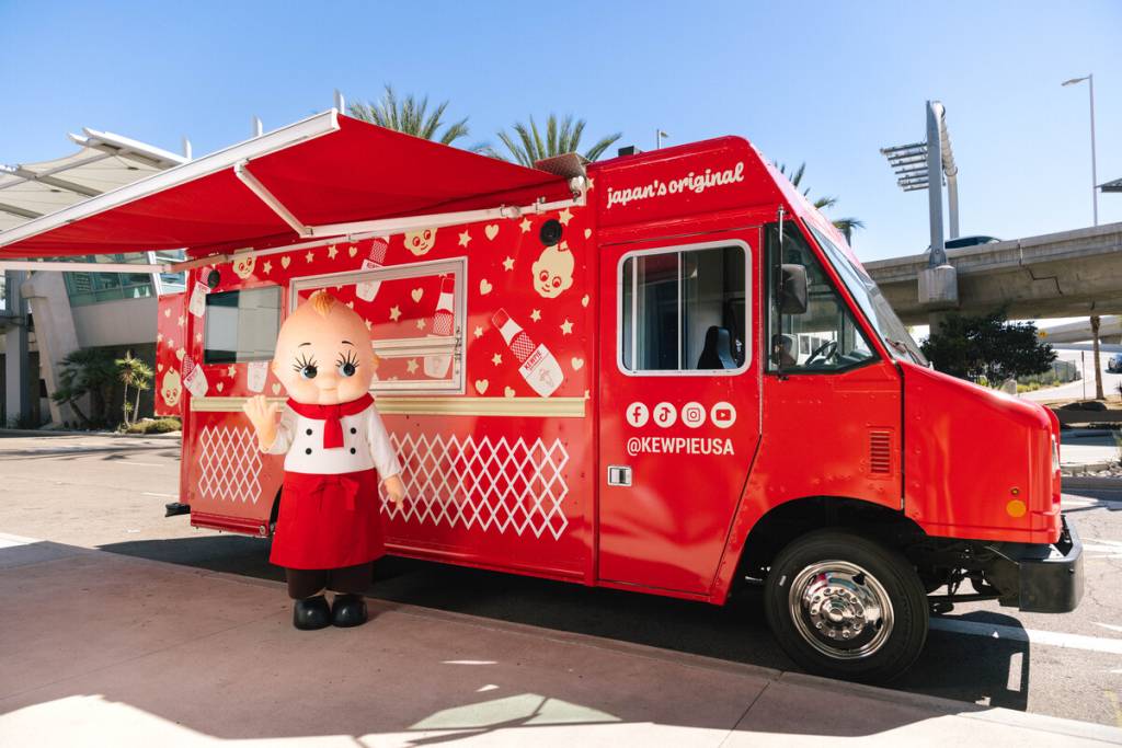 Vom Santa Monica Pier bis zum Smorgasburg: Die legendäre japanische Mayonnaise-Marke KEWPIE erobert L.A. mit einem riesigen roten Food-Truck und verteilt kostenlose Eiersalat-Sandwiches sowie exklusive Tour-Fanartikel