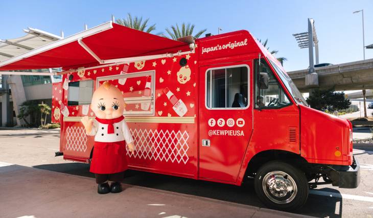 Vom Santa Monica Pier bis zum Smorgasburg: Die legendäre japanische Mayonnaise-Marke KEWPIE erobert L.A. mit einem riesigen roten Food-Truck und verteilt kostenlose Eiersalat-Sandwiches sowie exklusive Tour-Fanartikel