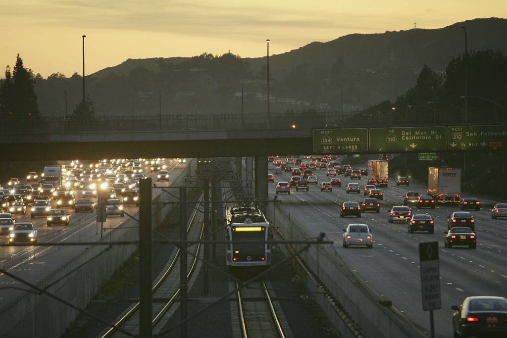 Kostenlose Bus-, Zug- und Fahrradfahrten in ganz Los Angeles: L.A. Metro hebt am Wahltag alle Fahrpreise auf, damit Wähler ohne finanzielle Hürden zu den Wahllokalen gelangen können