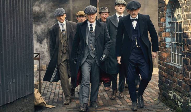 Eine Stunde, tausende Kerzen und der Soundtrack zu „Peaky Blinders“: „Inland Empire“ feiert seine Premiere im Shelby-Territorium
