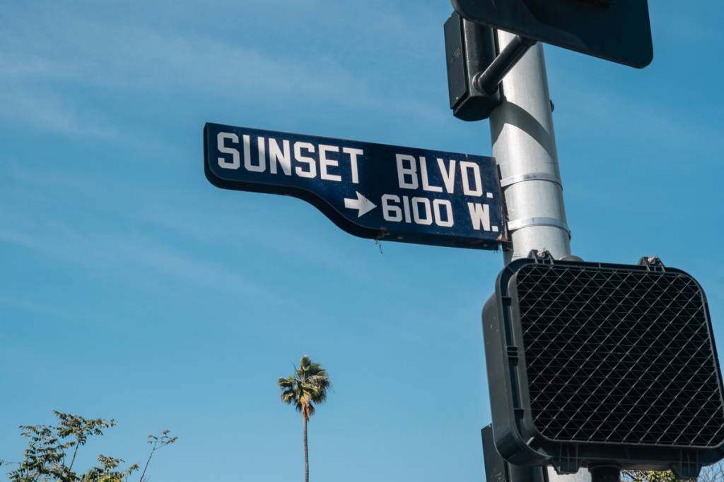 Umfangreiche Fahrspursperrungen und strenge Abbiegungsbeschränkungen betreffen den Sunset Boulevard, da das LADWP vor Ablauf der Frist am 12. November mit dem dauerhaften Asphaltaustausch beginnt