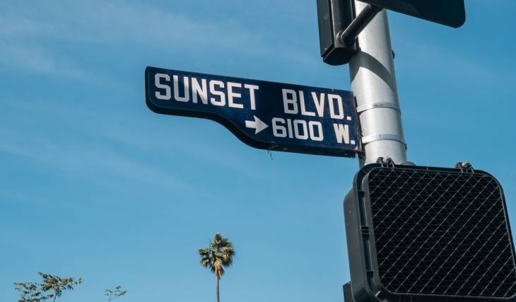 Umfangreiche Fahrspursperrungen und strenge Abbiegungsbeschränkungen betreffen den Sunset Boulevard, da das LADWP vor Ablauf der Frist am 12. November mit dem dauerhaften Asphaltaustausch beginnt