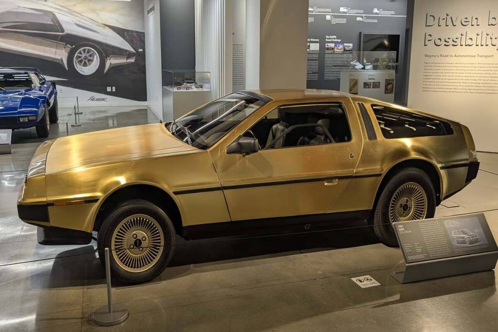 1981 bot American Express einen DeLorean aus massivem Gold für unglaubliche 86.000 Dollar an; 45 Jahre später steht das unglaublich seltene Fahrzeug versteckt in einem unterirdischen Tresorraum in L.A. neben einem Sportwagen, auf den Elvis Presley dreimal geschossen hat