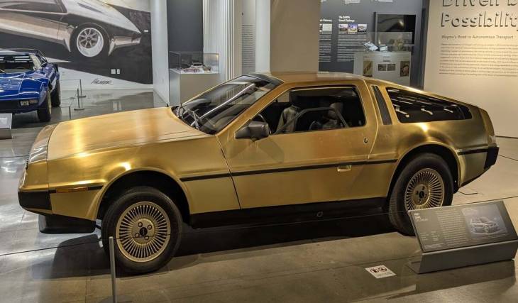 1981 bot American Express einen DeLorean aus massivem Gold für unglaubliche 86.000 Dollar an; 45 Jahre später steht das unglaublich seltene Fahrzeug versteckt in einem unterirdischen Tresorraum in L.A. neben einem Sportwagen, auf den Elvis Presley dreimal geschossen hat