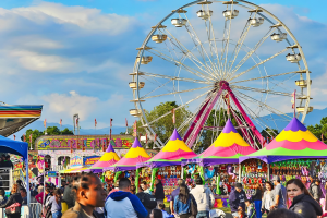 La plus grande foire d’automne de Californie du Sud est de retour dans le comté de Los Angeles avec de la barbe à papa gratuite et 12 acres de jeux de fête foraine