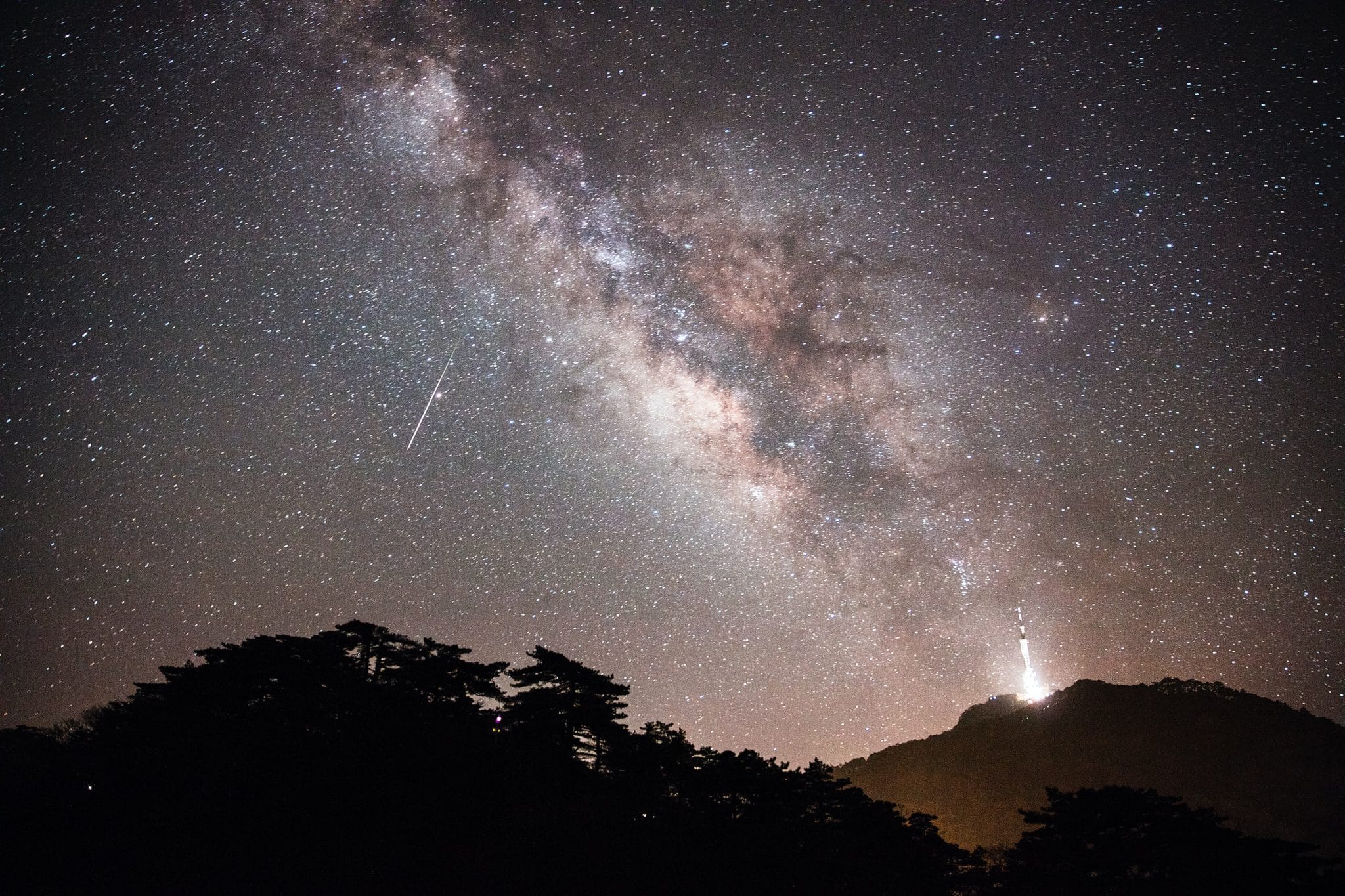 A Meteor Shower Glittered With Hundreds Of Shooting Stars Is Lighting