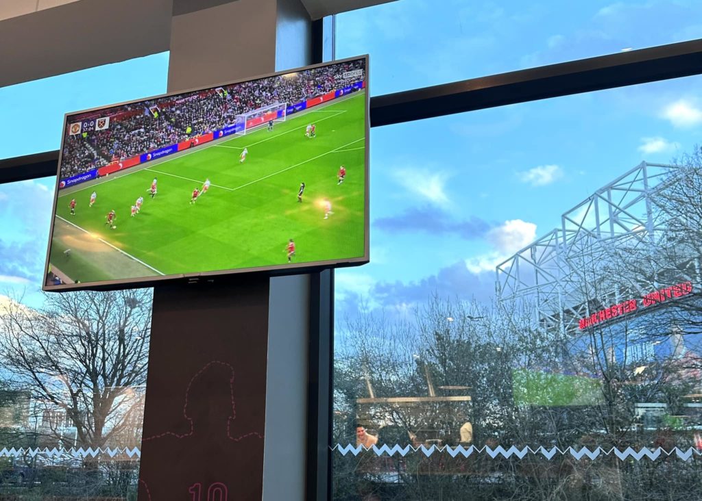 cafe-football-tv-screen-manchester united