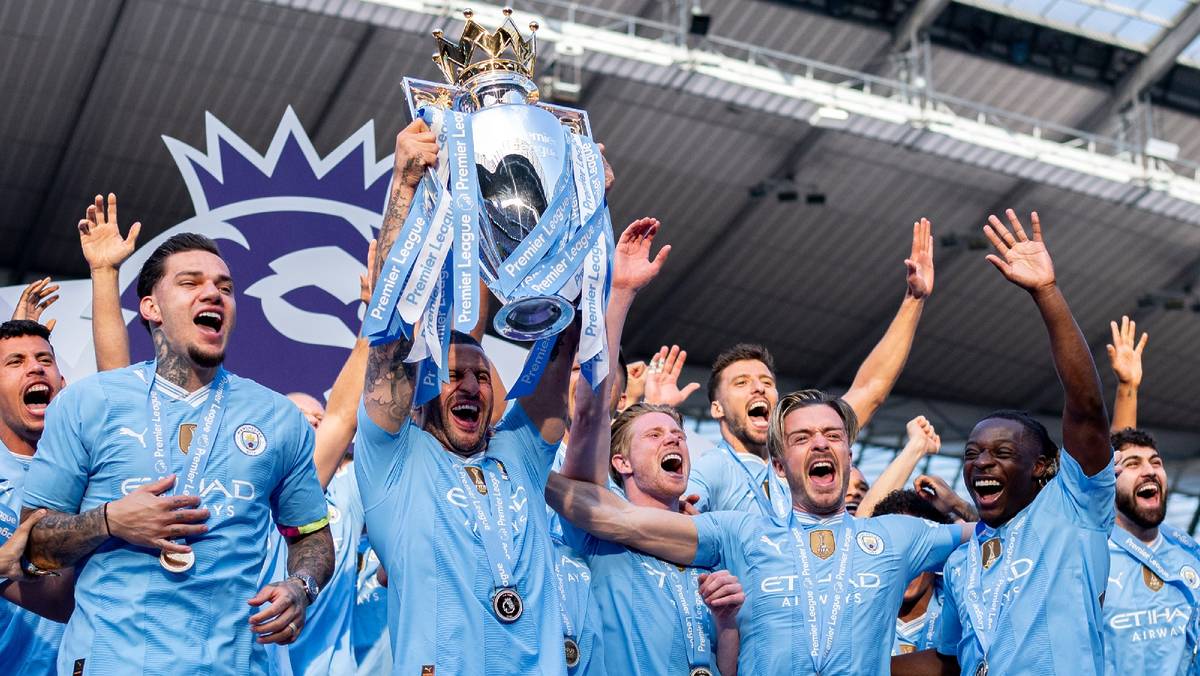 manchester city football team lifting premier league trophy