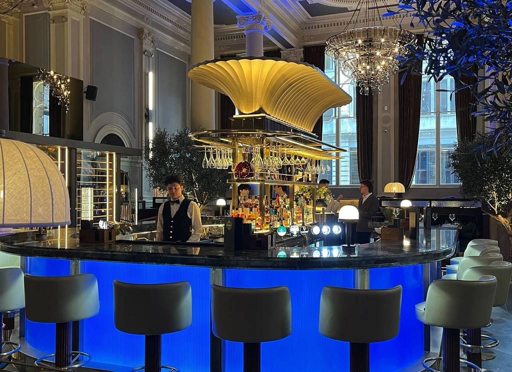blue bar in centre of the cut and craft manchester