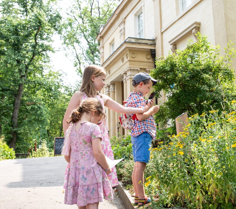 kids at elizabeth gaskells house manchester national play day
