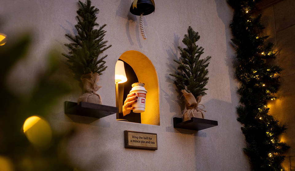 A Magical Mince Pie Window Offering Free Pies And Tea Has Popped Up In Manchester – Here’s How To Get Yours