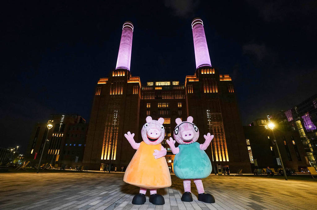mummy pig and daddy pig outside battersea power station
