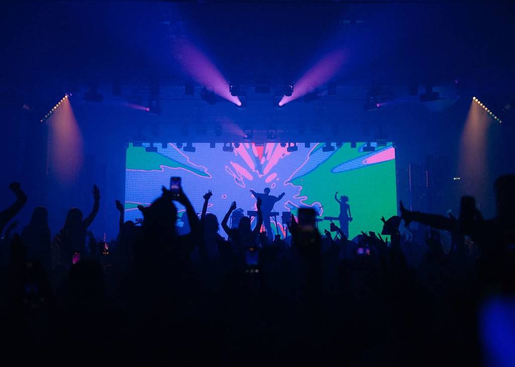 blue lights on stage at barry can't swim set with crowd