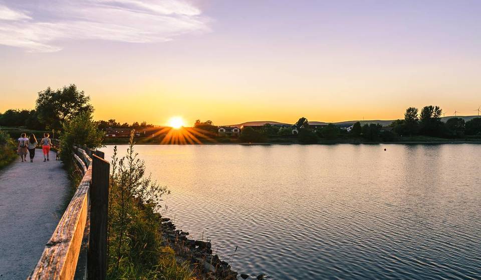This Beautiful, 118-Acre Lake &#038; Country Park In Greater Manchester Is Perfect For A Family-Friendly, Summer Day Trip &#8211; With Paddleboarding, Gorgeous Walks &#038; Its Own Cafe