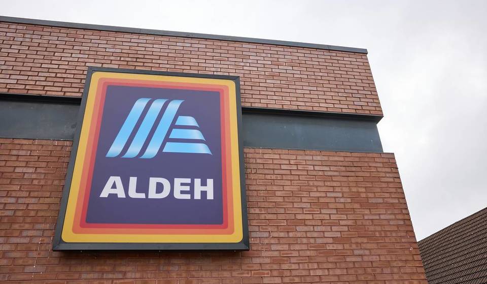 This Manchester Supermarket&#8217;s &#8216;Aldeh&#8217; Sign That Gives An Ode To Oasis Is Set To Live Forever &#8211; Becoming Prestwich&#8217;s Very Own &#8216;Blue Plaque&#8217;