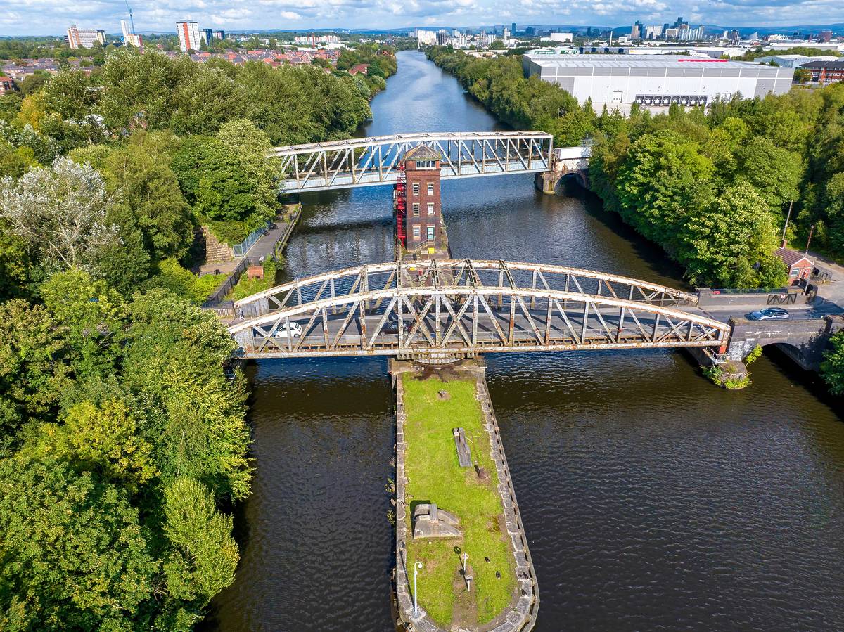 bridgewater canal manchester barton swing aqueduct over manchester ship canal