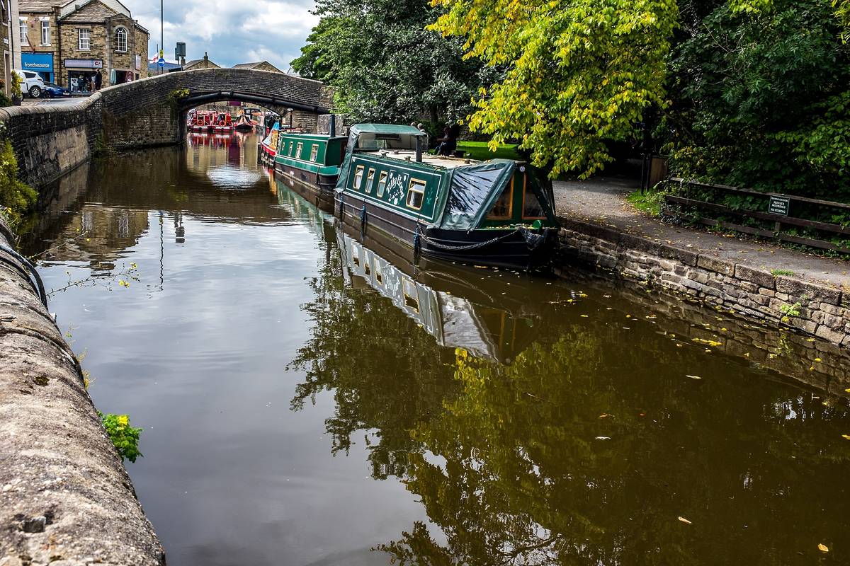 leeds liverpool canal with boats
