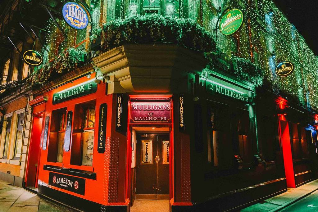 outside mulligans pub in manchester at night