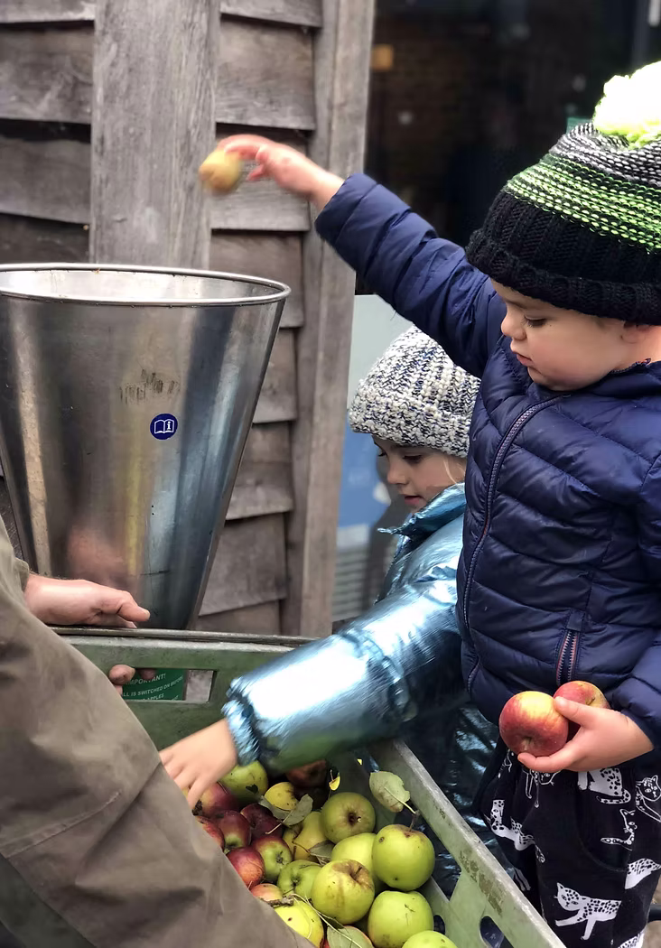 child juicing apples at dunham apple festival
