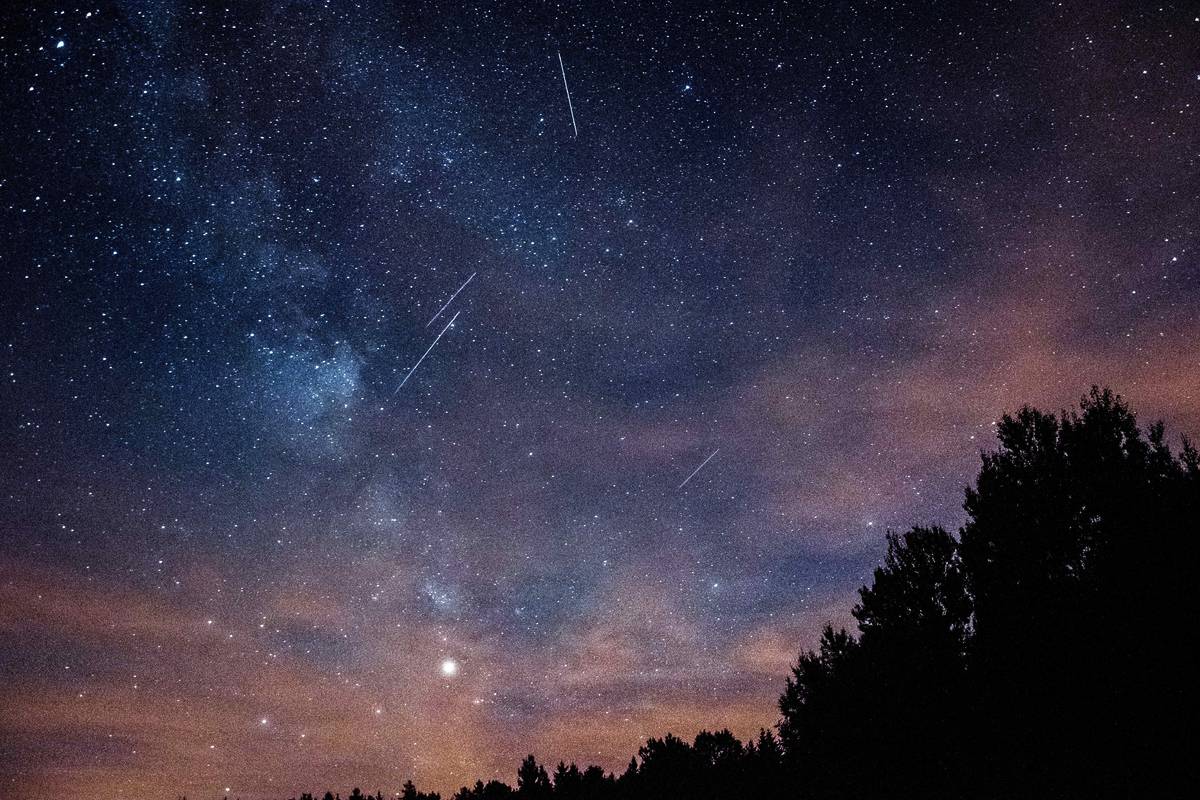 perseid meteor shower colourful skies