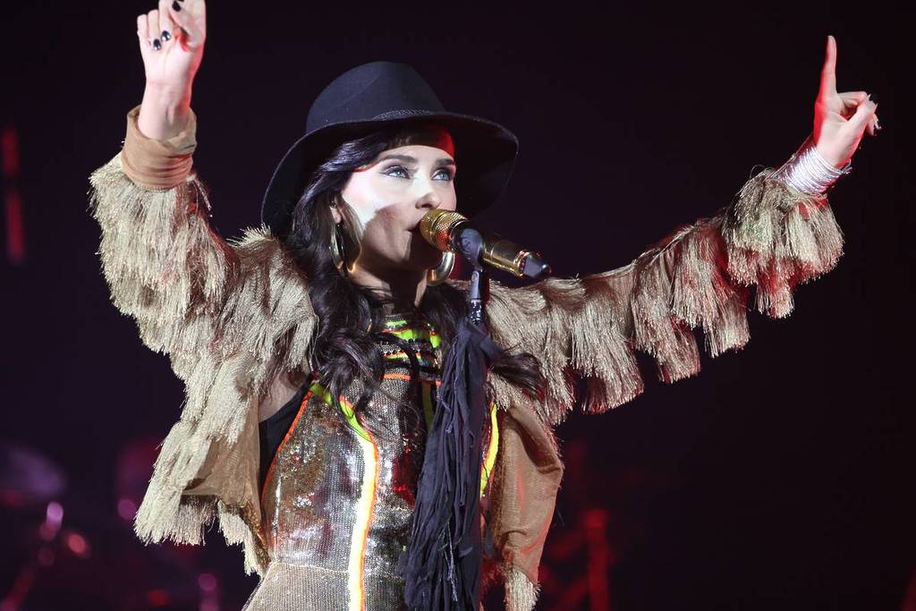 nelly furtado performing with black brimmed hat and fur coat on