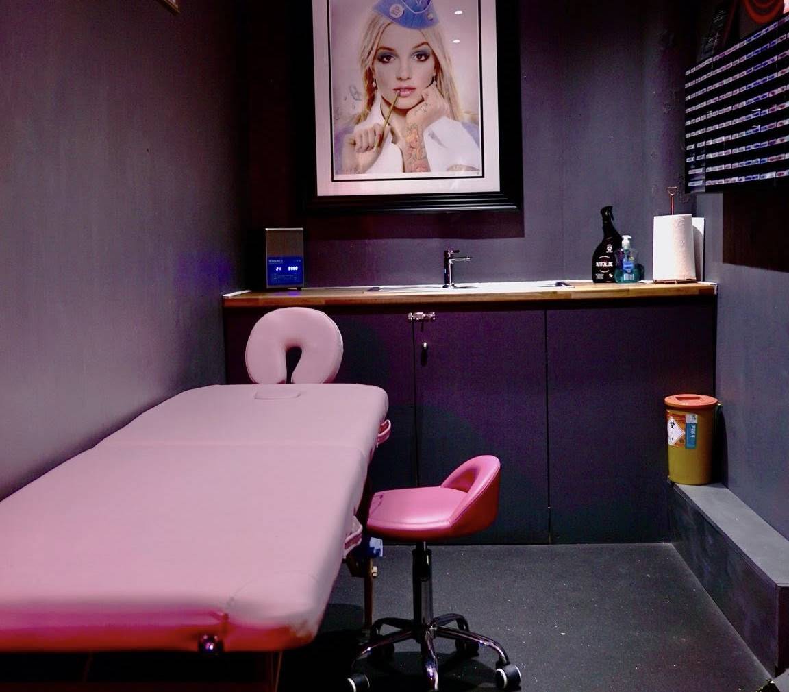 thomas street tattoo piercing room