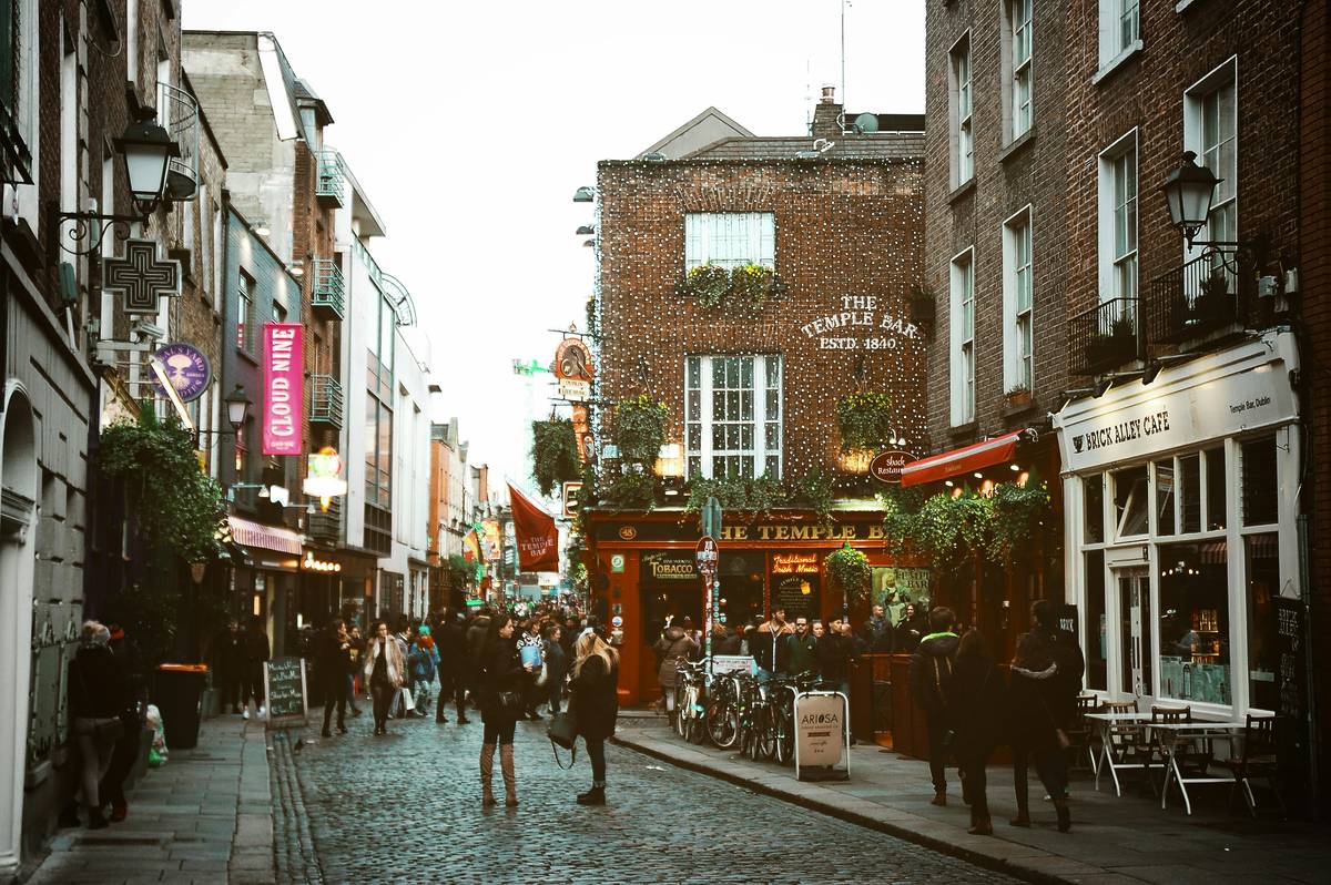 dublin street temple bar family city breaks