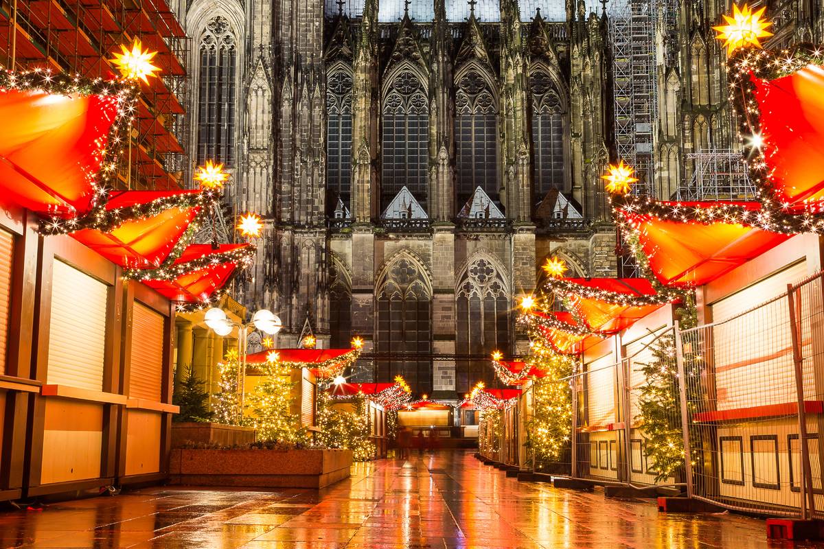 the Cologne cathedral christmas maket in the night