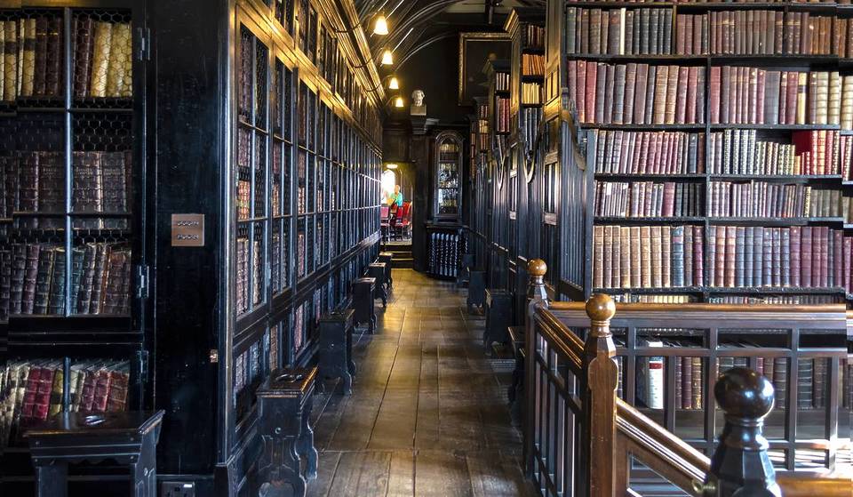 The oldest public library in the English-speaking world is right here in Manchester, and it’s opening its medieval doors after dark this month — full of hidden staircases, secret corridors & 15th-century charm