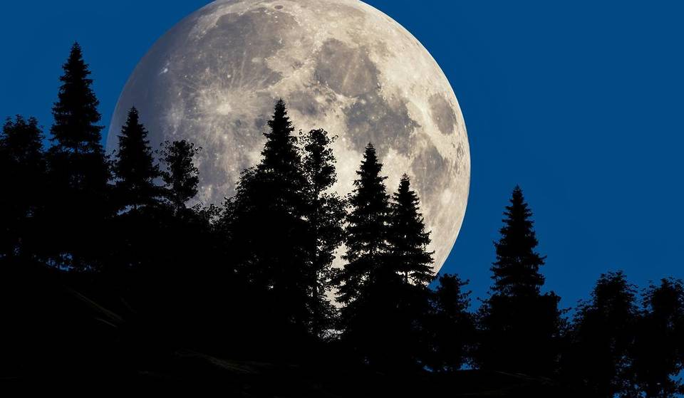 A Wolf Moon Supermoon Will Rise Over Manchester This Weekend – Coinciding With An Impressive ‘Fireball’ Meteor Shower