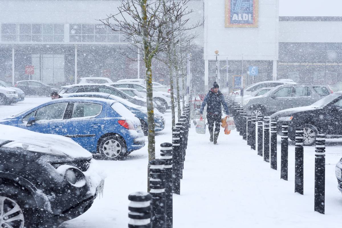 snow storm goretti manchester aldi car park weather