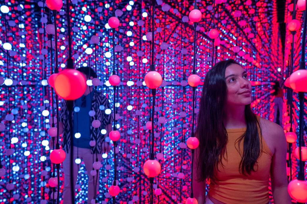 bubble planet bubble light room experience