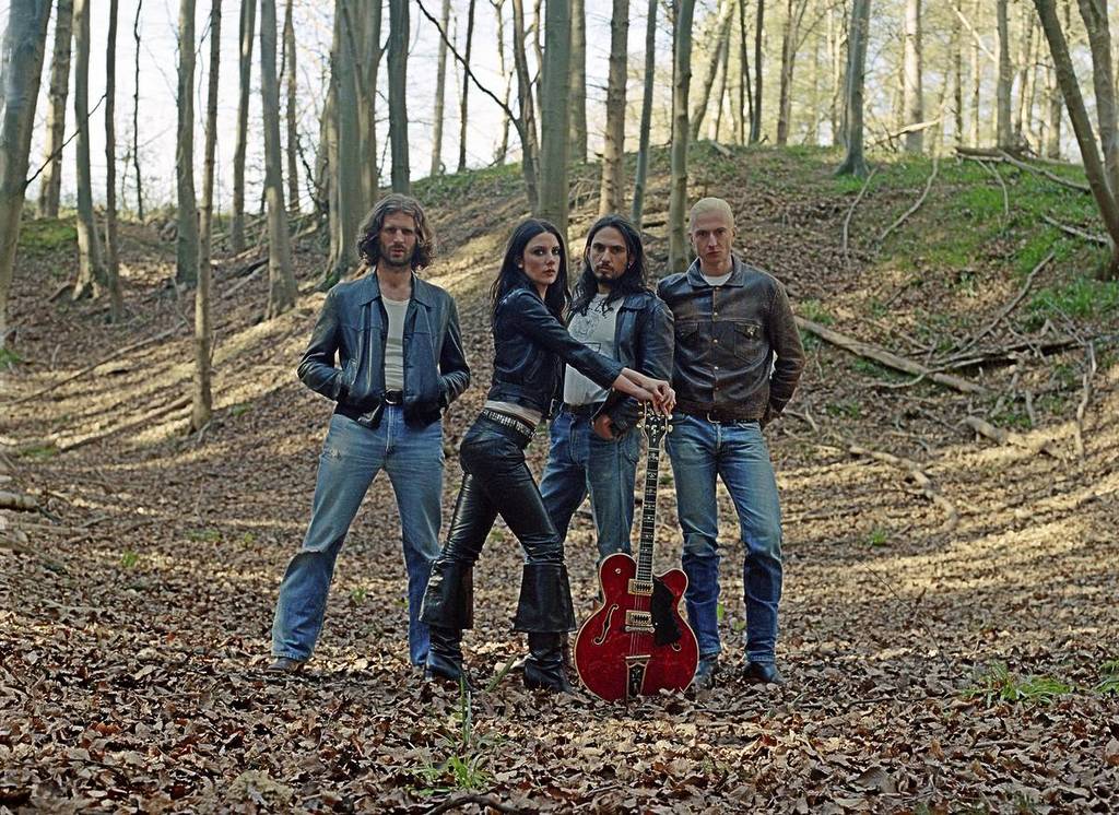 wolf alice performing at brit awards amnchester