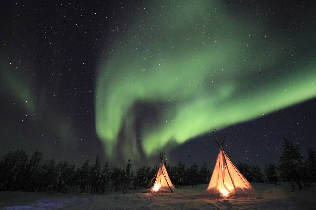 yellowknife canada northern lights camping snow