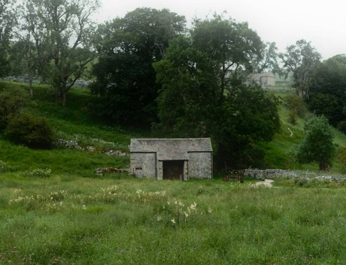 wuthering heights train escapes outhouse