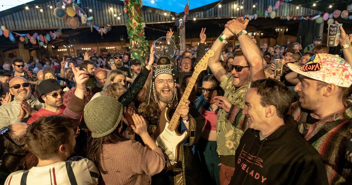 moovin festival crowd barn stockport manchester