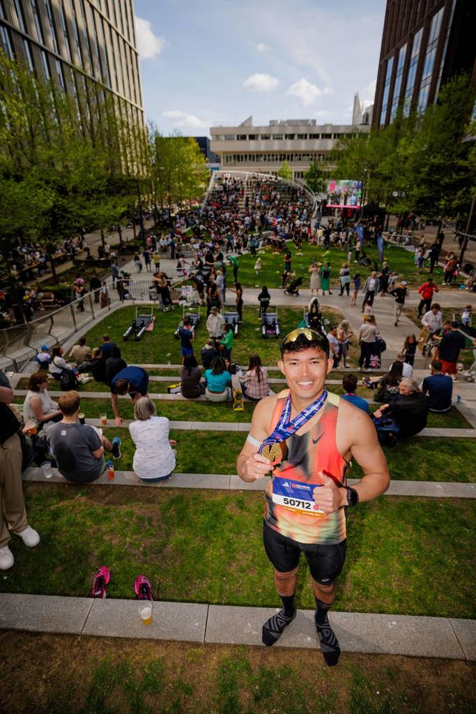 manchester marathon fan zone circle square runner medal