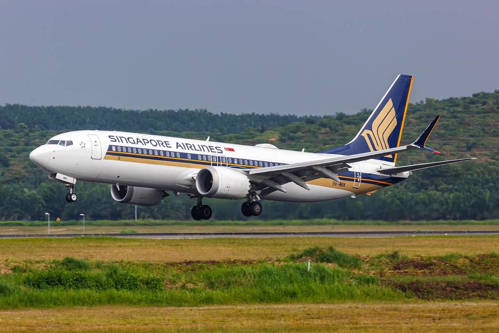 singapore airlines flight landing at kuala lumpur airport