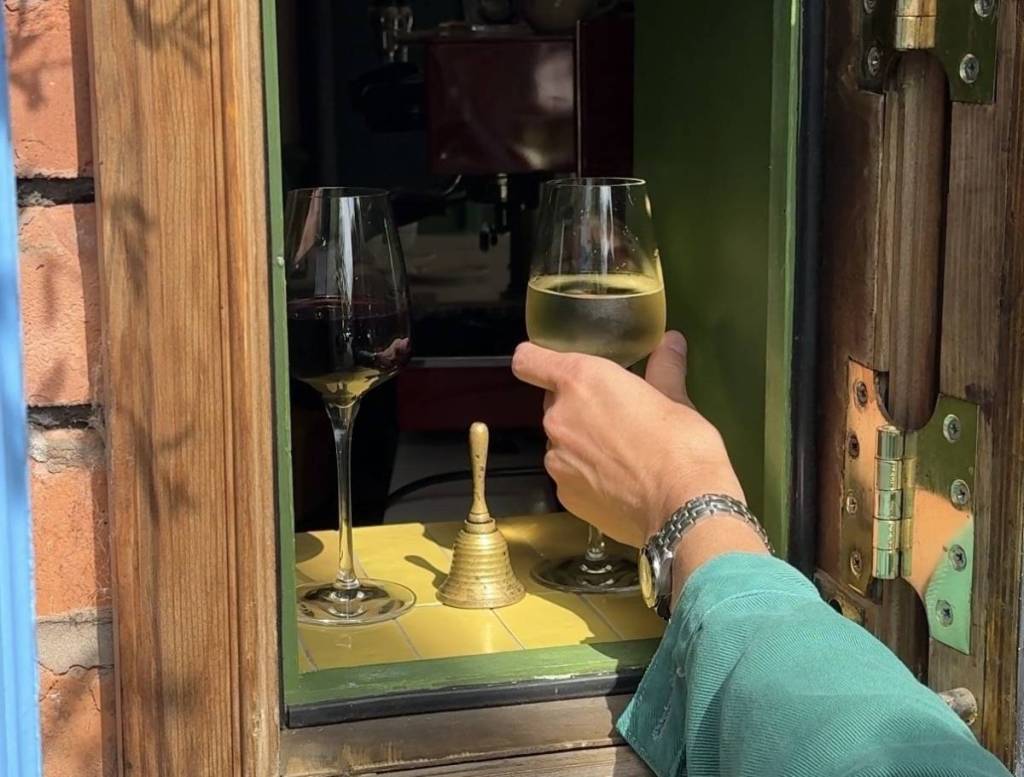 the pearl wine window