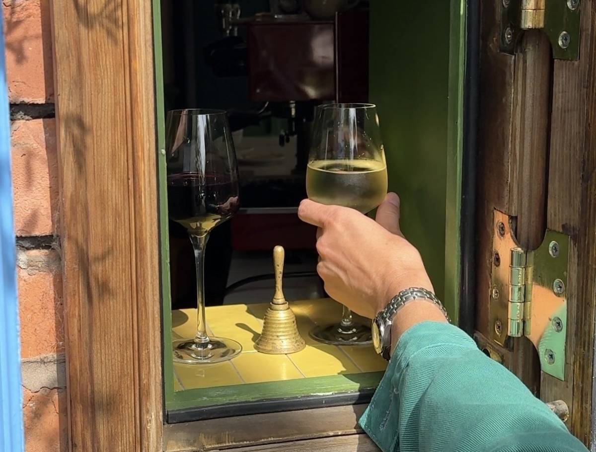 This corner of Manchester has gained a new hidden wine window serving Fiano & Beaujolais through a wooden hatch, bringing a piece of Italy to the suburbs – here’s how to find it