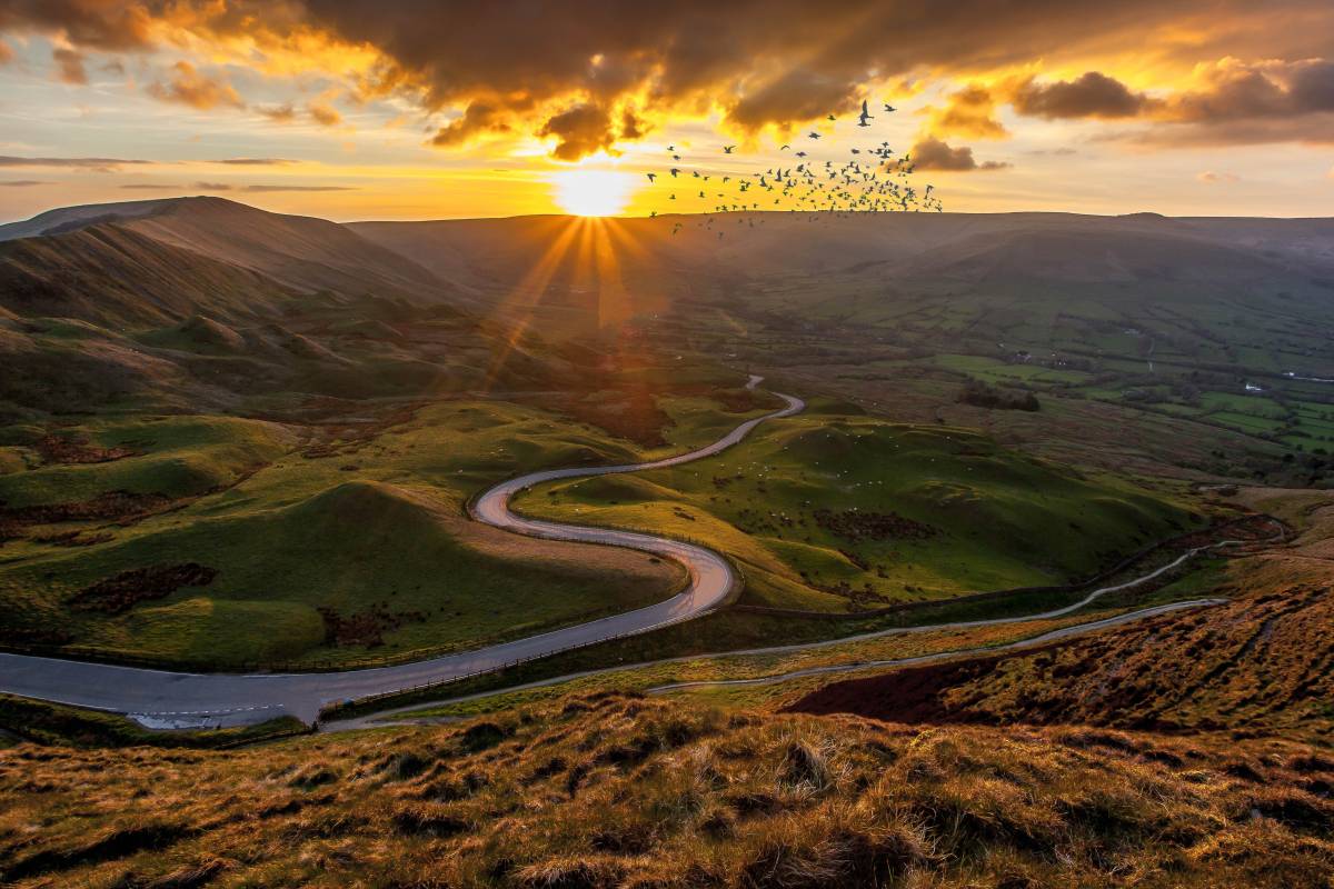 Explore Mam Tor, Grindleford, and Buxton in the Peak District by train
