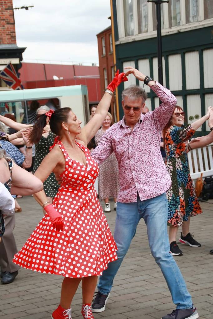 so retro vintage spectacular stockport market dancing