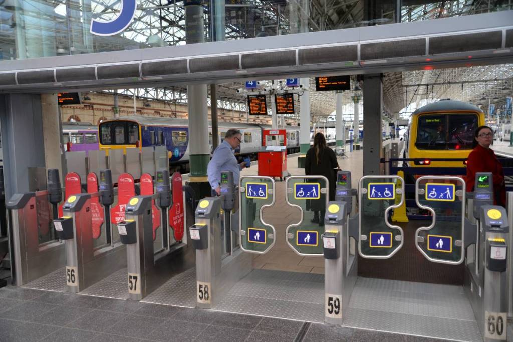 manchester piccadilly ticket barriers