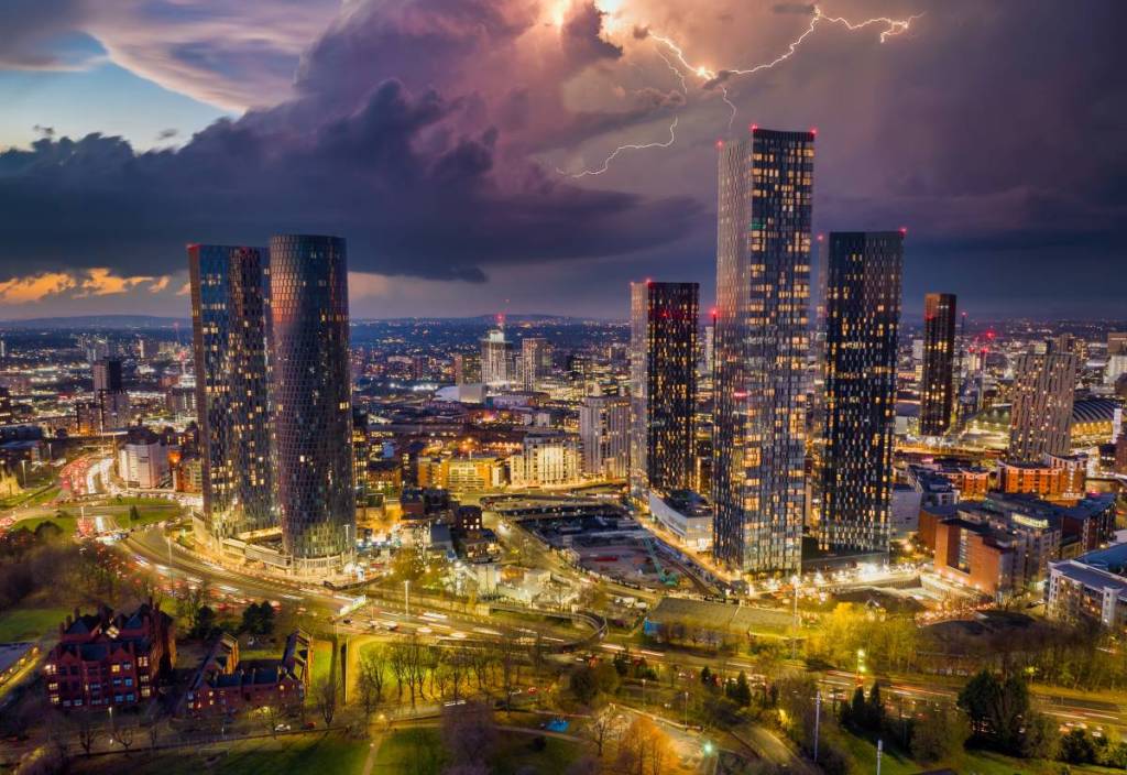 manchester thunderstorm lightning warning
