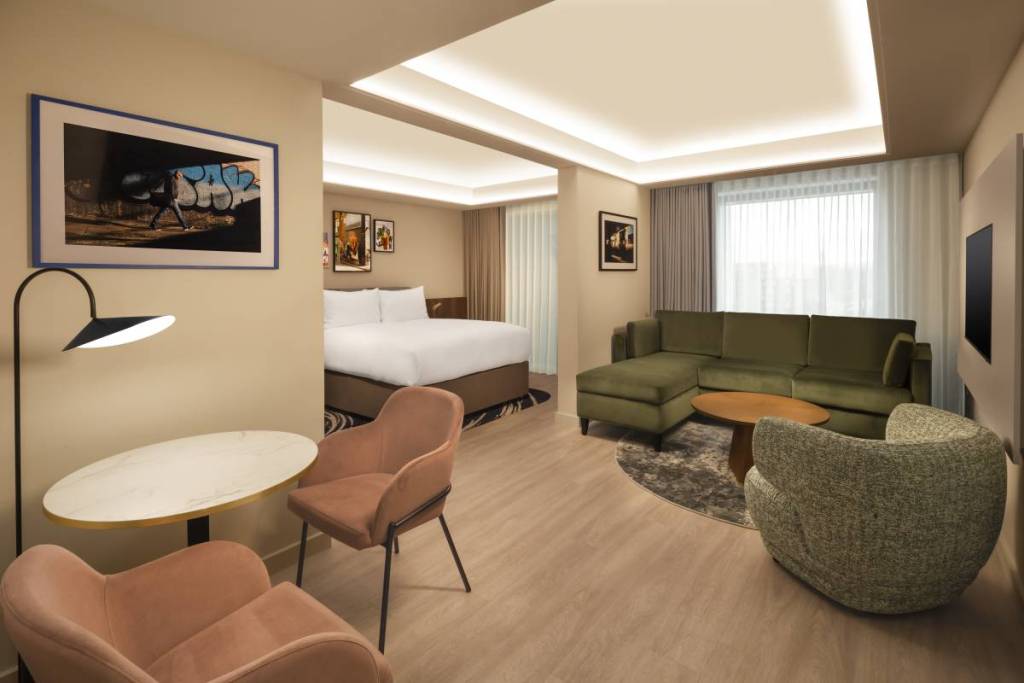 the medlock hotel room suite