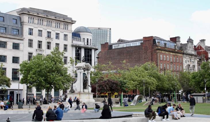 A giant Belvita tea mug installation is landing in Piccadilly Gardens – and you can get free Soft Bake snacks