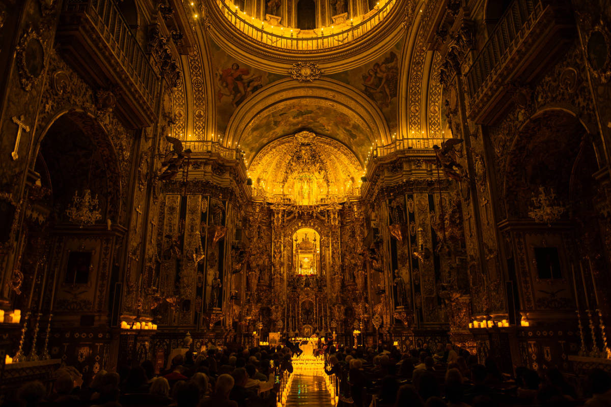 Basílica de San Juan de Dios de Granada iluminada a la luz de las velas