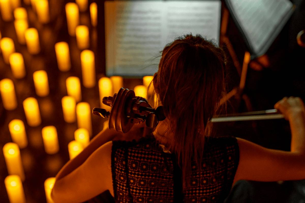 Violonchelista durante un concierto de Candlelight.